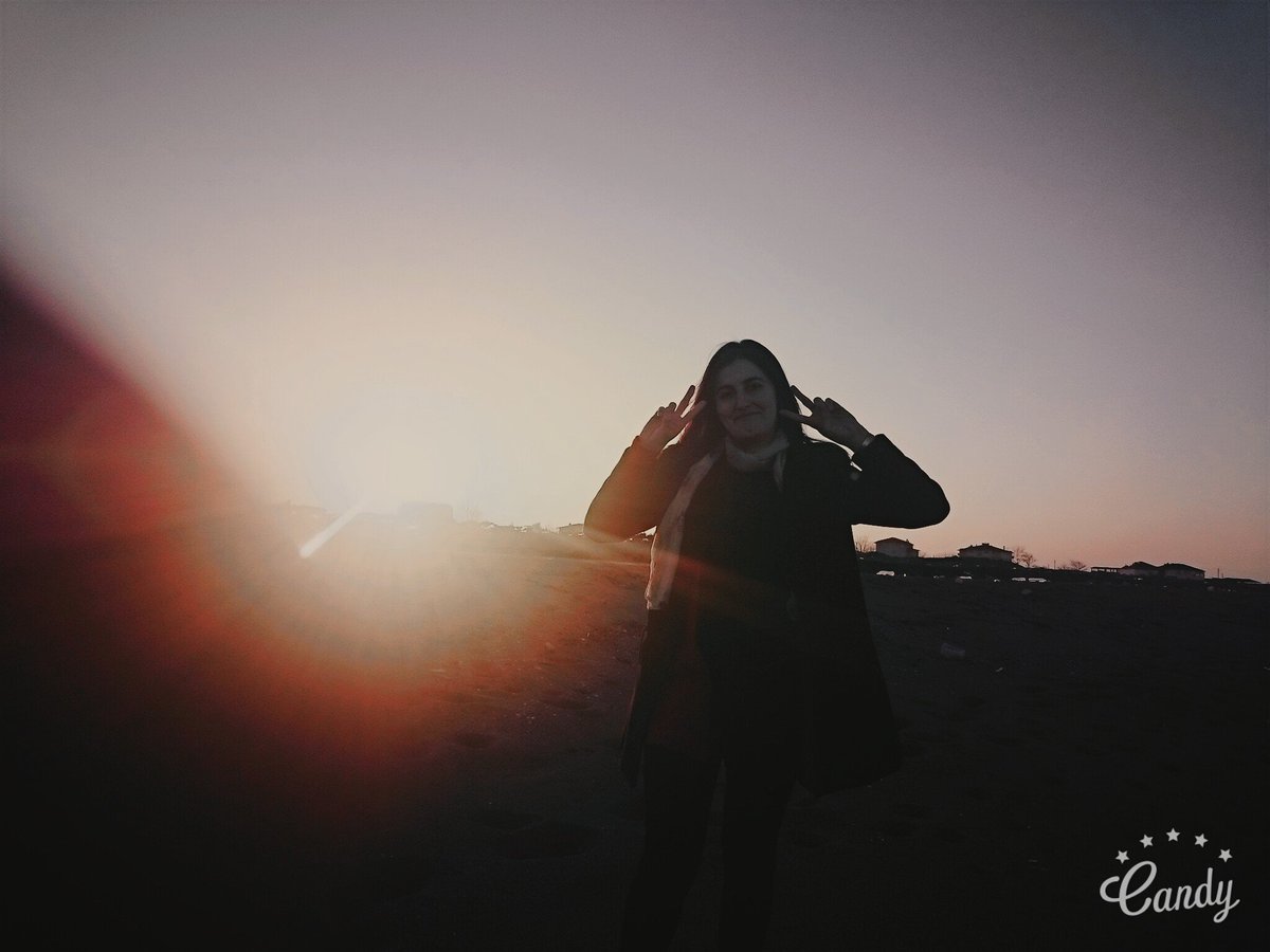 Mutluluk belki çok uzak değildir belkide bi gün batımında gizlidir he ne dersin..? 😉