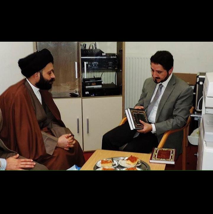 ab222ab999's tweet photo. #بالعربي_للسيد_الخامنيي 
عدنان إبراهيم المحسوب ع قنوات الليبرالية ولقاء  خامنئي وتسليم عهده الكتب النمسا  https://t.co/ta3tGJfHAi