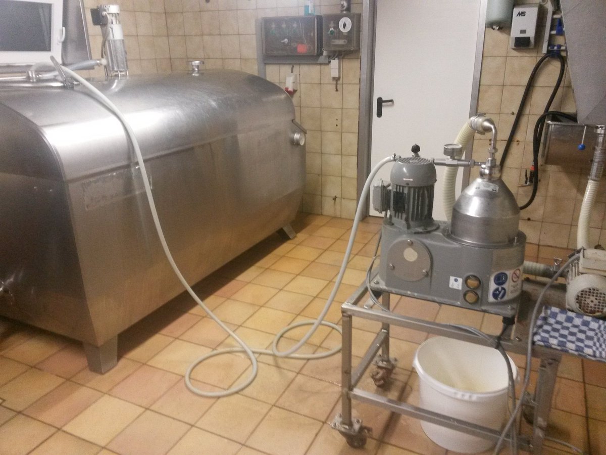 WatEddie's tweet photo. Reeds enkele generaties wordt o/h bedrijf rauwmelkse #hoeveboter geproduceert!Afgelopen dagen werd de melk afgeroomd https://t.co/2SjAkeDzRM
