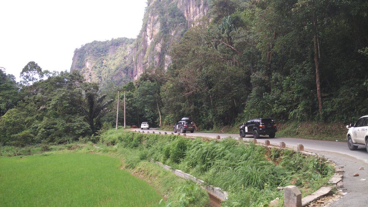 NewId42ner's tweet photo. Safety drive om!! 😎 "@mahmara: Lembah Harau #RaunKaMinang @NewId42ner https://t.co/D9KKo8Ma0J”