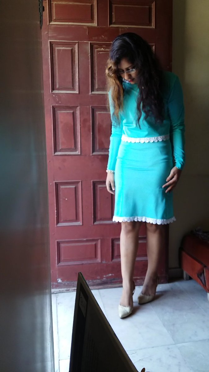 Zeelectric's tweet photo. Zeel Soni wearing Zeel Soni (and slightly yelling at her shoes) #DatAss #SquatsAreWorking ๐ https://t.co/J3d8o9v5Vh