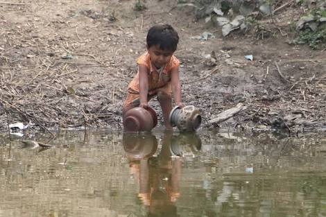 Употребление загрязненной воды. Грязная вода. Грязный источник. Индийские дети грязные.
