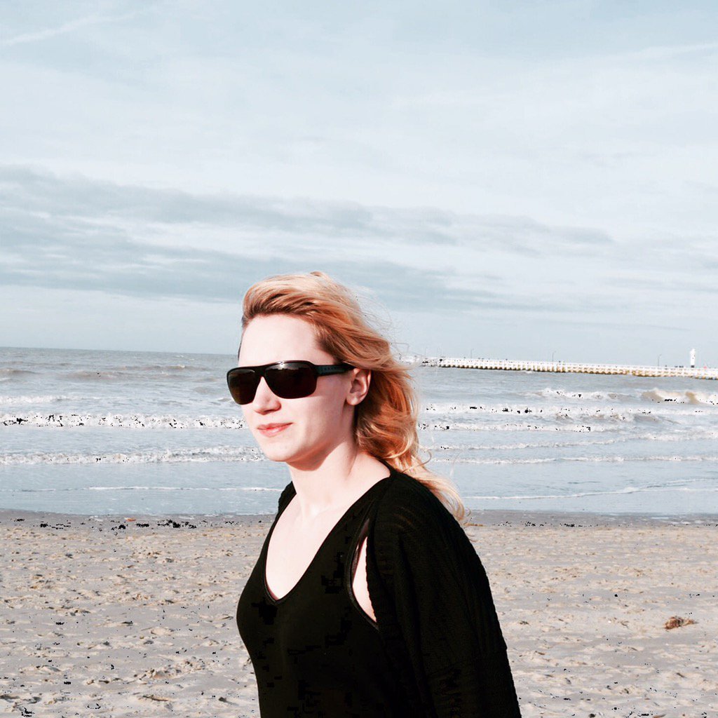 DaraLucie's tweet photo. Halfway home for the holidays... #northsea#belgium#oostende https://t.co/4B7NkinpV4
