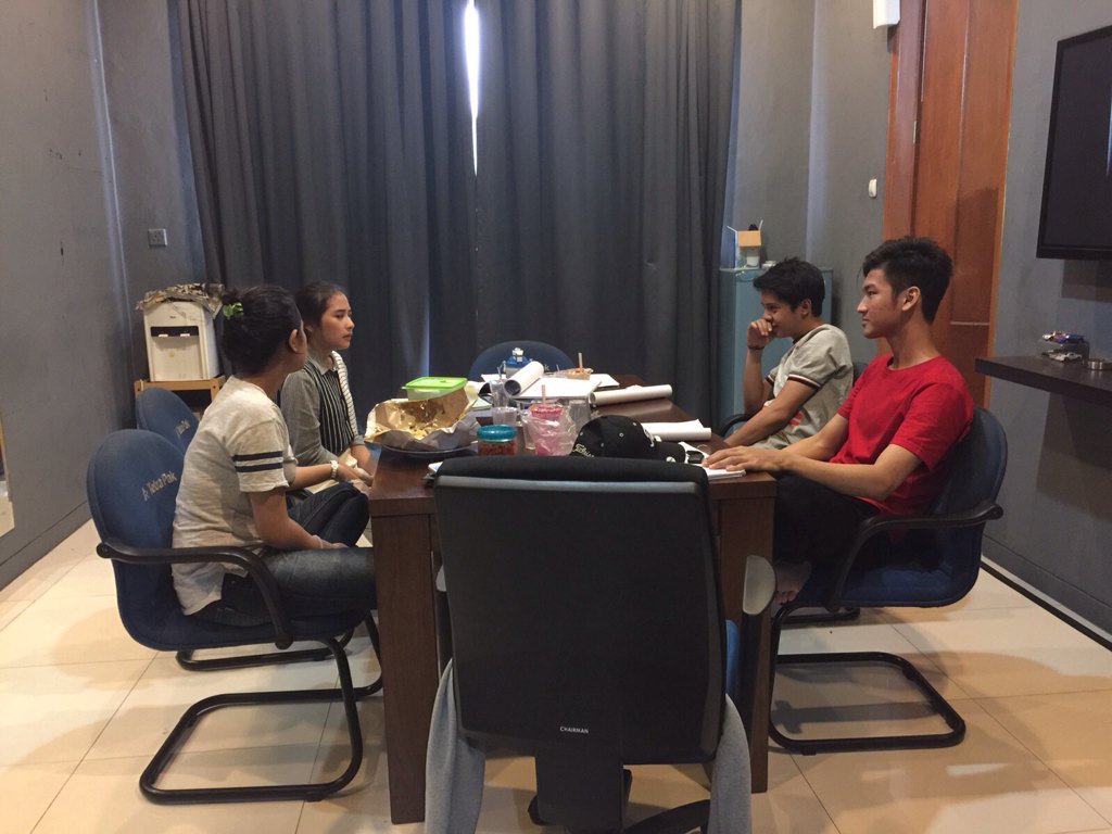 Semangat <a href="/PrillyBie/">Prilly ☘️</a> as Gendis, <a href="/arbaniyasiz/">Arbani Yasiz</a> as Gilang, @Vira_YMDU as <a href="/inne/">Inne ten Have</a>, <a href="/anrezputra/">Anrez P. Adelio</a> as Ichsan.