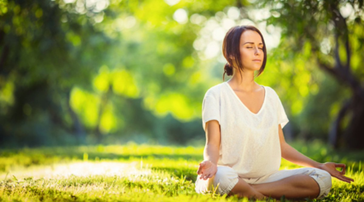 Медитация. Человек медитирует в горах. Медитация в горах. Медитация для сна и расслабления. Медитации бабкина.