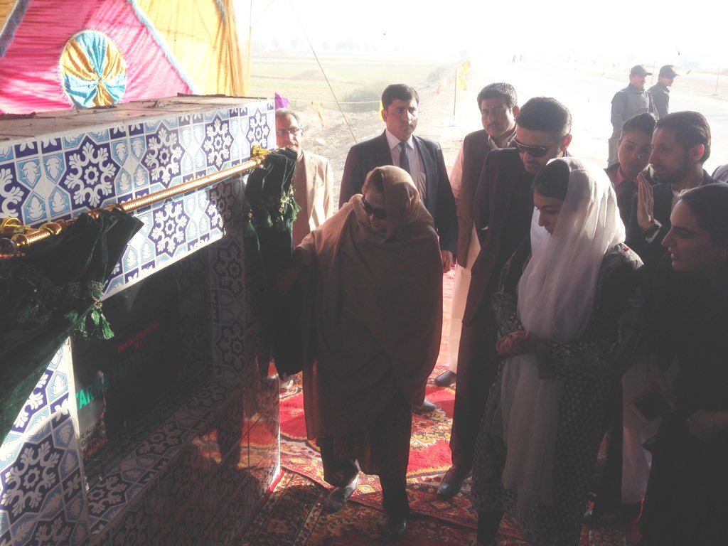 RashidRizvi110's tweet photo. BiBi @BakhtawarBZ BiBi @AseefaBZ & Madam @FaryalTalpurPk Inaugurating Circular Road #Larkana #BiPass #JeayBhutto https://t.co/F8xd3yolPL