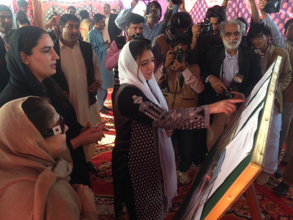 RashidRizvi110's tweet photo. BiBi @BakhtawarBZ BiBi @AseefaBZ & Madam @FaryalTalpurPk Inaugurating Circular Road #Larkana #BiPass #JeayBhutto https://t.co/F8xd3yolPL