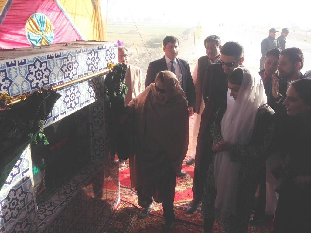 Kashif_A_Mirani's tweet photo. Proud Daughters Of #SMBB @BakhtawarBZ @AseefaBZ & Madam @FaryalTalpurPk Inaugurating Circular Road #Larkana #BiPass https://t.co/iwVsAxHJjL