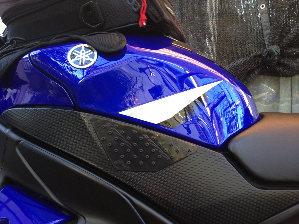 disintegratej's tweet image. 更にR1にグリップラバーを追加しました。ツーリング後の内股の筋肉痛が改善された気がする。タンク側に貼るやつもあるけど、カバー側だけでも充分効いてる。#stompgrip の製品です。