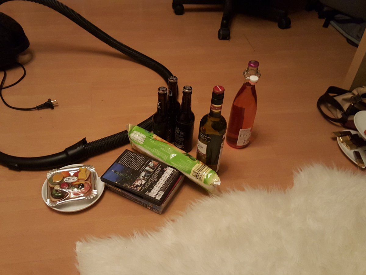 SkullyCharms's tweet photo. Mädelsabend https://t.co/QR3RSN0Ilo