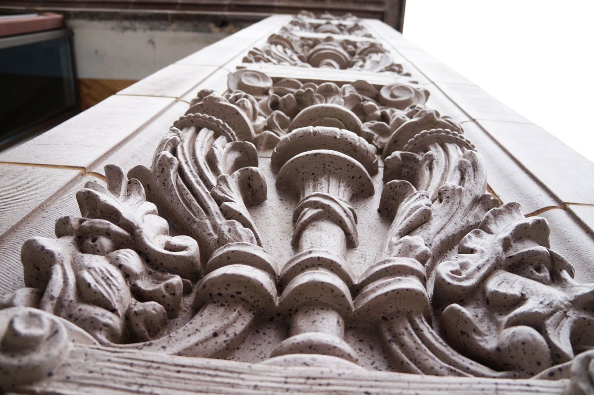 websteru's tweet photo. Adornment of the columns at the Gorlok Grind cafe entrance on the Pine St. side. #WebsterArcade @ArcadeApts #stl https://t.co/zvqv6s0TCz