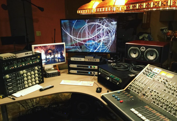 EmpiricalLabs's tweet photo. Love this #Studio set up w/a full rack of #Distressors and a #FATSOjr. Photo by @ph_pa via IG. #recording #AudioGear https://t.co/GHz8jZlohj