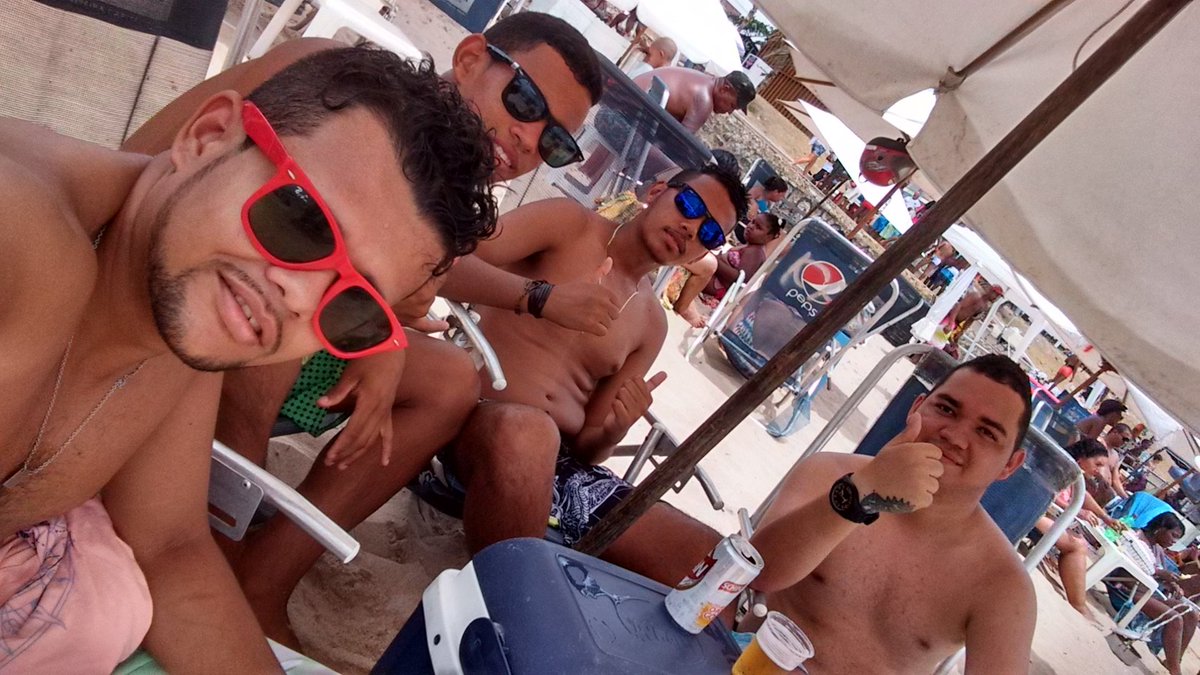 aleciity's tweet photo. Na praia com os mano . https://t.co/55pcsOwVgx