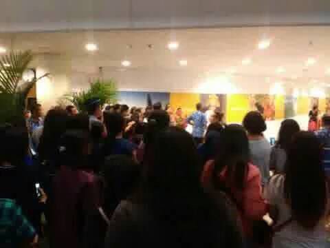 ID5SOSFAMS's tweet image. The situation in Ngurah Rai Airport. Some people said 5SOS has arrived in Bali!! || Via: low quality 5sos (LINE)