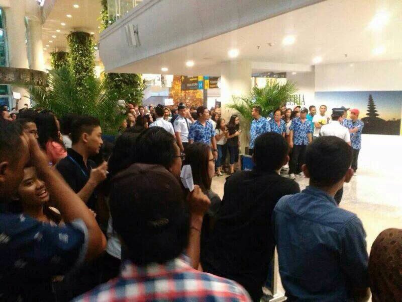 ID5SOSFAMS's tweet image. The situation in Ngurah Rai Airport. Some people said 5SOS has arrived in Bali!! || Via: low quality 5sos (LINE)