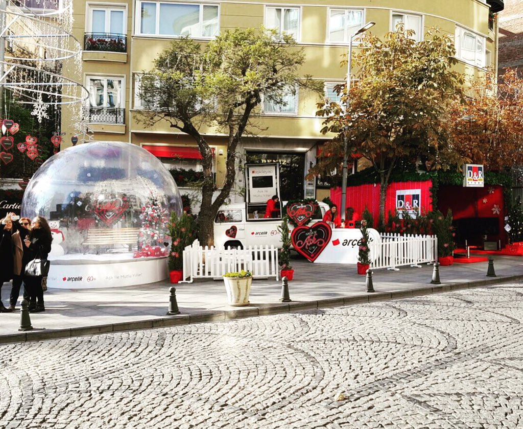 Yeni yılı kutlamak için 2 muhteşem fikir:
Arçelik Kar Küresi ve D&amp;R Yeni Yıl Çadırı.
Nişantaşı'ndayız!
#askileyap
