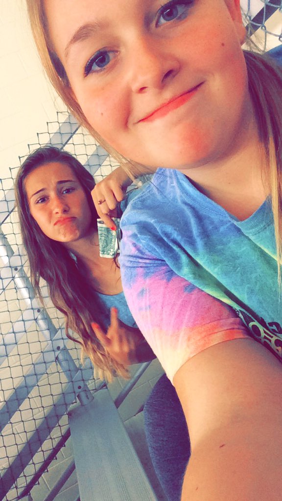 haileywillard20's tweet photo. Happy birthday to the craziest friend I have, hope u have a gr8 day ❤️❤️ @sarajaco3 https://t.co/ijNa0S09cf