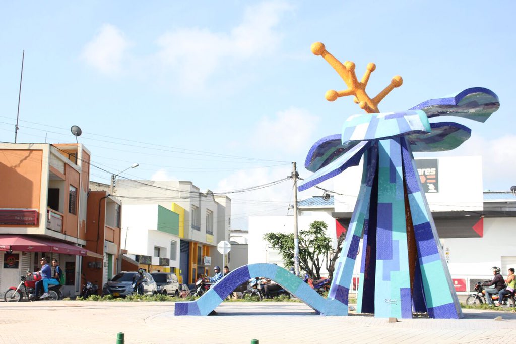 jairofernandezq's tweet photo. Entrega oficial de escultura "Flor de Bonche", en honor a la parafernalia que utilizaban las bailadoras de Fandango. https://t.co/LEiOUO0bzk