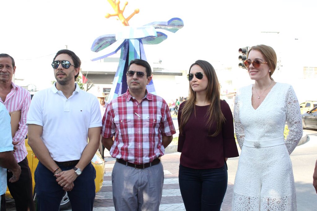 jairofernandezq's tweet photo. Entrega oficial de escultura "Flor de Bonche", en honor a la parafernalia que utilizaban las bailadoras de Fandango. https://t.co/LEiOUO0bzk
