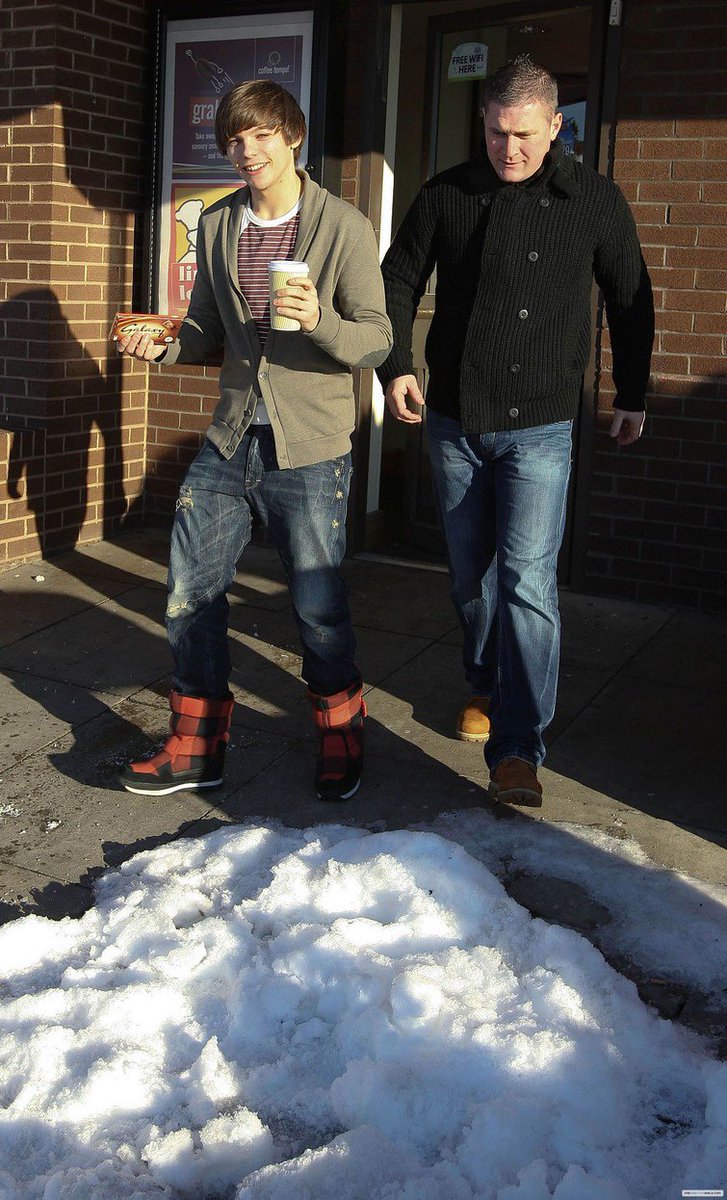 MyStylinsonTeam's tweet photo. #NEW #UNSEEN (FOR ME!!) Louis and Harry leaving Little Chef in Doncaster - 2010 #1-4

#VideoMTV2015 One Direction https://t.co/w6OOcT9z35