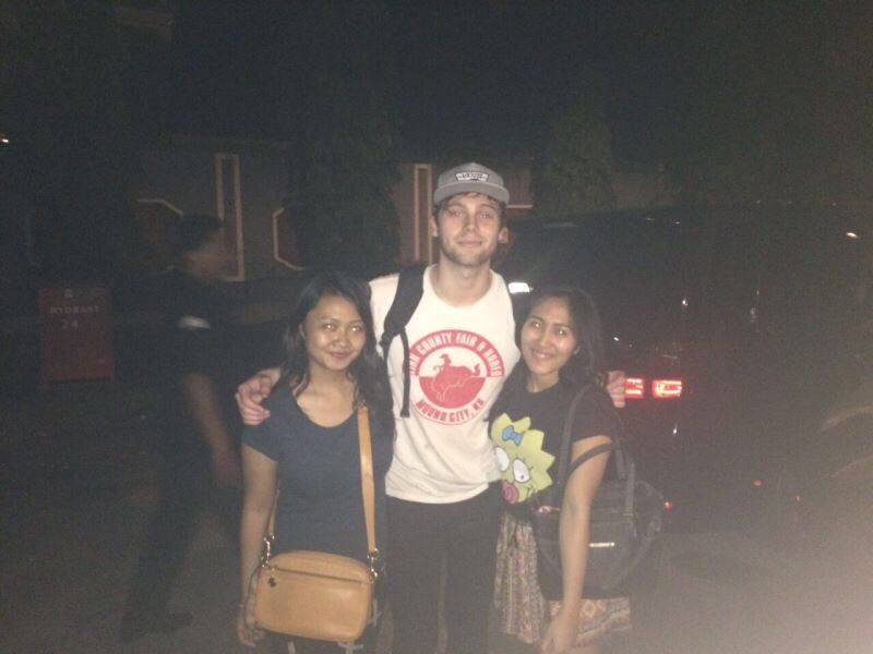 5SOSIndonesia's tweet image. Luke with fans in Bali!

( via 5SOS IND on Line )