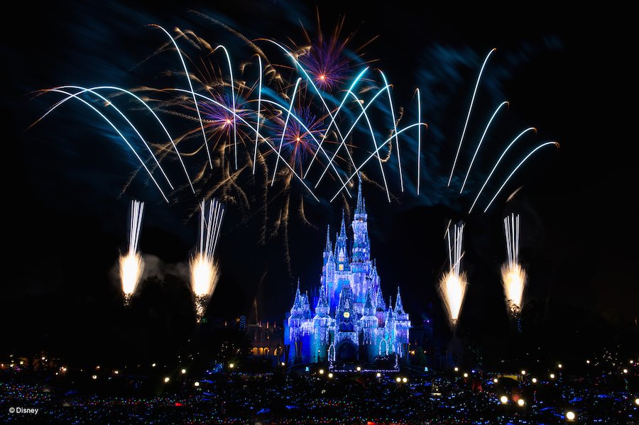 DisneyParks's tweet image. Watch Walt Disney World Resort's New Year’s Eve fireworks live on Dec 31 at 11:50 p.m. EST! bit.ly/1J5kPDO