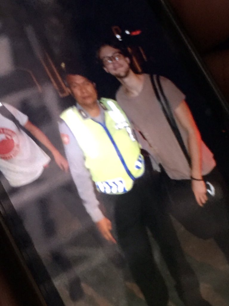 5SOSIndonesia's tweet image. Ashton with securities in Bali, Indonesia tonight!