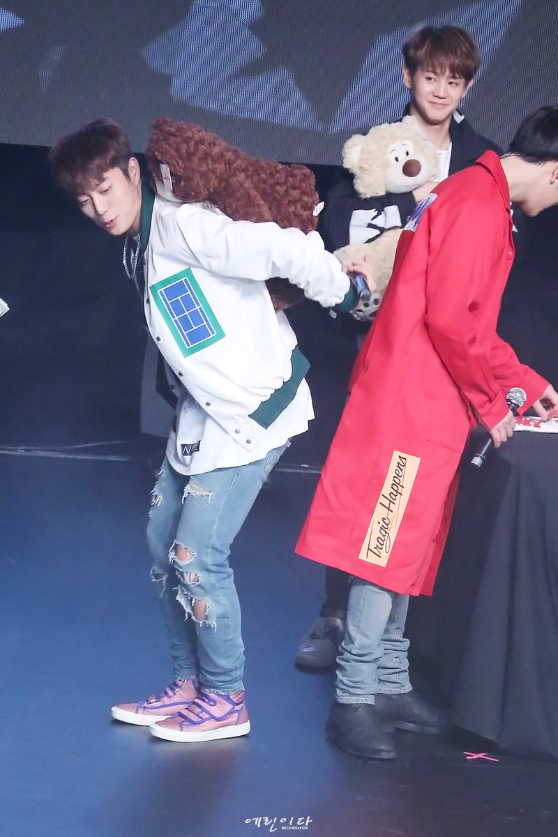 RT <a href="/helloimAerin/">에__린</a> ทีมคนอุ้มหมี #TeamBEAST #SOOMPIAWARDS2015
i.imgur.com/QElqSbC.jpg