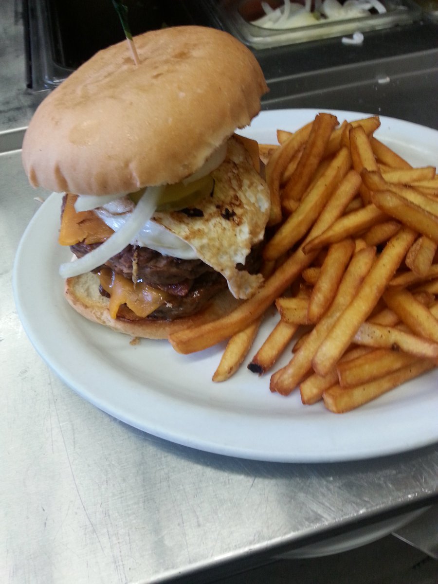 zoransmrckovic's tweet photo. Life is short; might as well go extreme for #lunch at #EdgarRestaurant. 403-346-1443 https://t.co/knZrWR4LLF https://t.co/pG8XfsF3CT