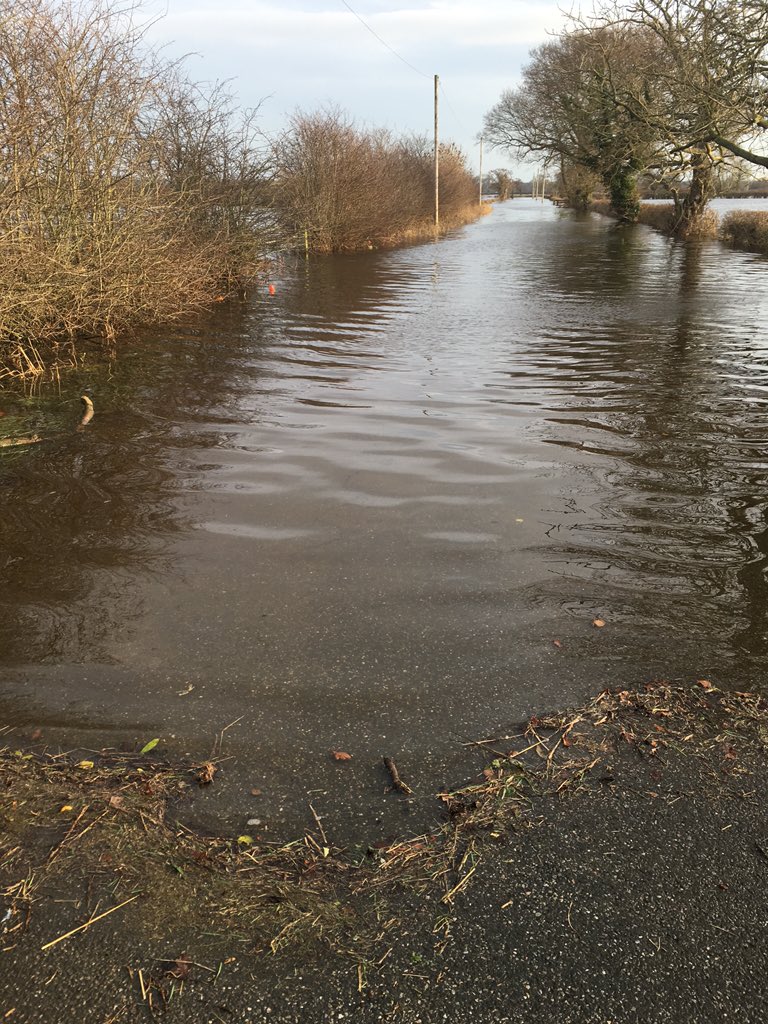 carlsargeant1's tweet photo. Out with #team @NatResWales visiting #flood defenses.They are working 24/7 to defend property and persons.#Thankyou https://t.co/FfOigf16xj