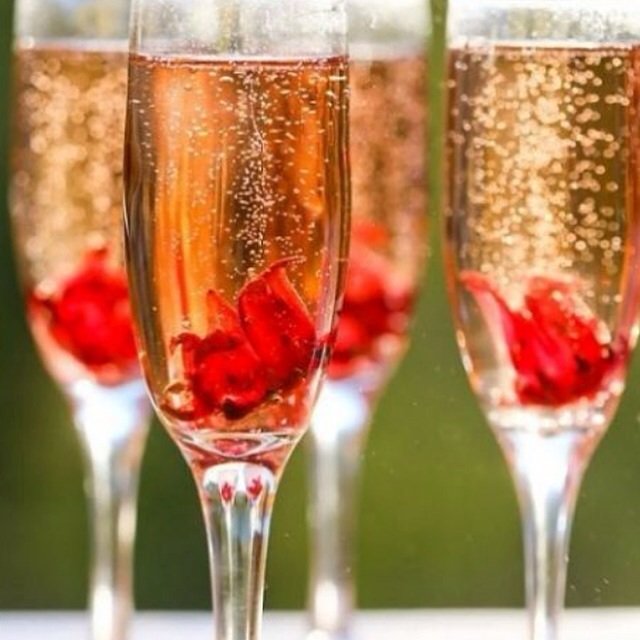 RTBOMG's tweet photo. Here are some ways to vamp up your New Year's Eve champagne! https://t.co/CrFUvX59eH https://t.co/55SshP2sAS