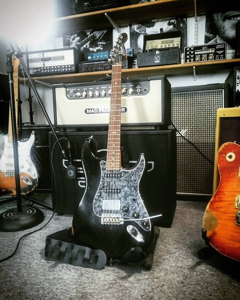 @kasperfalkenberg's custom Hansen S-Tone. This guitar is just flawless. Super lightweight,… ift.tt/1UdJUwS