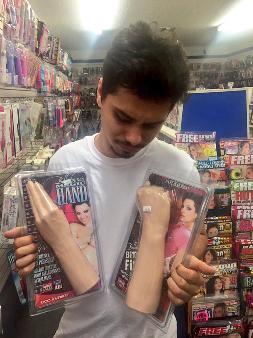 Помогите выбрать новогодний подарок для редактора рубрики "Секс" на Супер.ру. ЛАЙК кулачок РТ щепотка