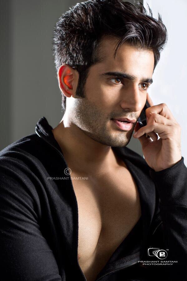 starlightsidx's tweet photo. Hello..911? Cud pls arrest dis man named 'Karan tacker' He has killed billions of girls thru his hotness.." 
😝😍🙈 https://t.co/tPZWRU5JuL