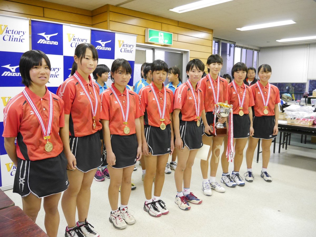 ミズノソフトテニス 第11回東日本ミズノカップ女子表彰式 1位トーナメント優勝の川口市立戸塚中学校の皆さんです メダルを掛けていただいてそのままハイポーズ カシャ モデルさんみたいですね あら 真ん中の選手はお疲れのご様子かな