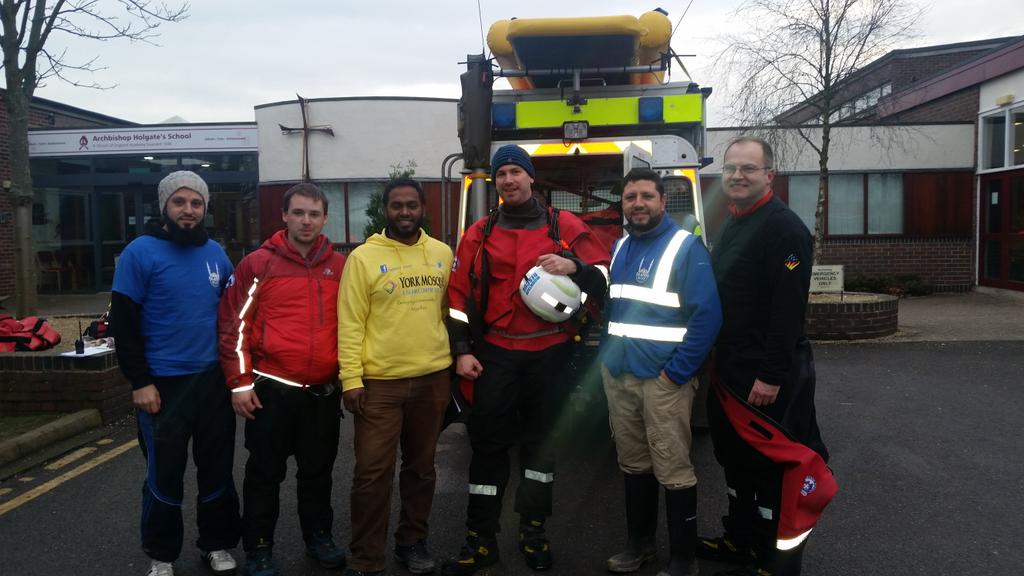 IslamicReliefUK's tweet photo. With @buxtonmrt, @glossopmrt and @YorkMosque in York! These guys are doing an amazing job! #YorkFloods https://t.co/mCNkaW8d8R