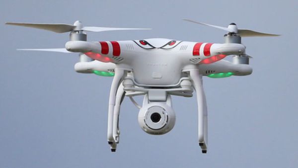 SuiterSwantz's tweet photo. Twitter Patents a Photo Sharing Camera Drone That's Controlled with Tweets https://t.co/5jO1Rfg7AK #patent https://t.co/IRO4FrpfxM