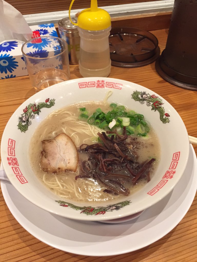 wakana9's tweet photo. 花凛島で塩とんこつラーメン( ´ ▽ ` )ﾉ♡これで500円ゎコスパゃばぃ♡ https://t.co/n9VuOhPKnP