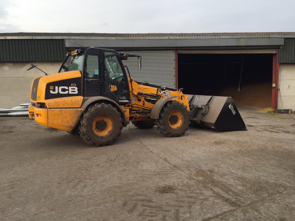 mdpencil1's tweet photo. Bit of grain hauling today #JCB320s #claas650 #18ton https://t.co/xJ0zrTdxXy