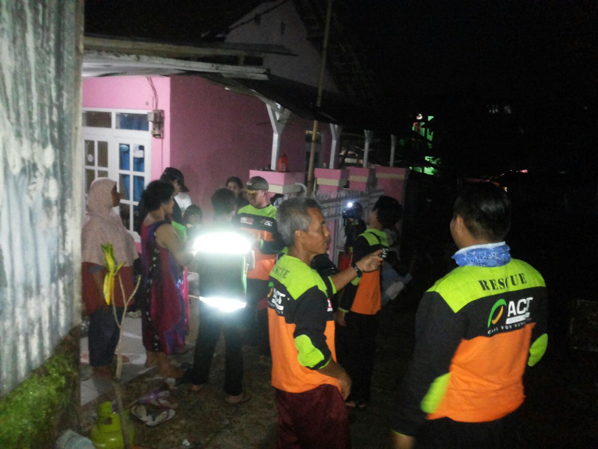 MRI_bdg's tweet photo. distribusi bantuan pangan&amp;tikar untuk korban banjir RW.03 Kel.BinHar,Arcamanik oleh relawan @ACTBandung @PRFMnews https://t.co/sWso4Rt8Xr