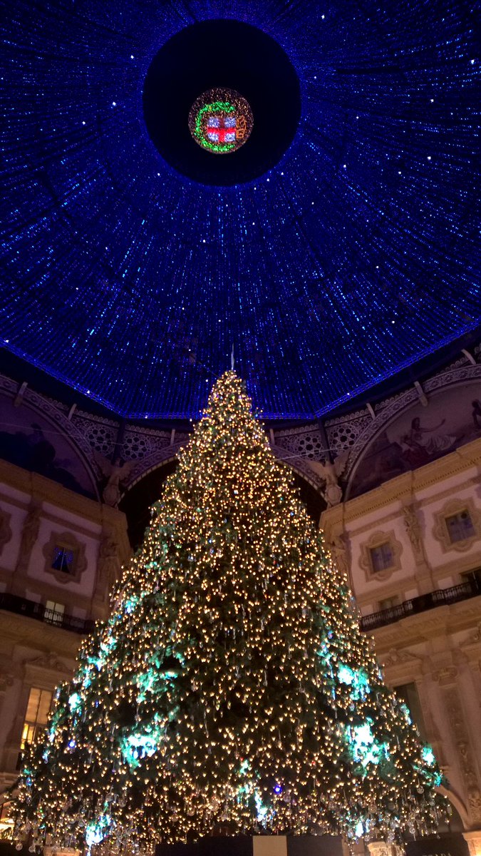 loredanainzeri1's tweet photo. # natale # milano https://t.co/2vVRisGqAk