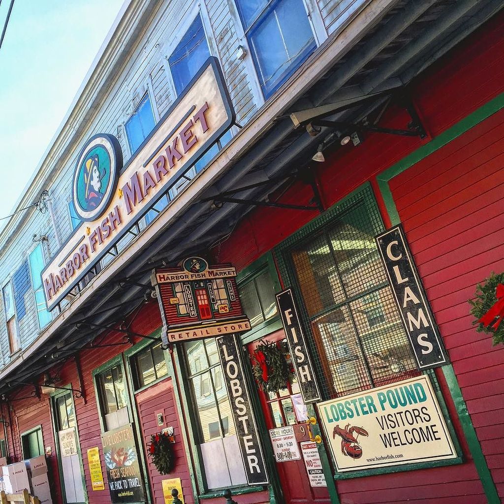 Kedz's tweet photo. Back in the land of lobstah. #Maine #OldPort #HarborFishMarket https://t.co/IklWmpTT1p https://t.co/rk3AEHFWA0