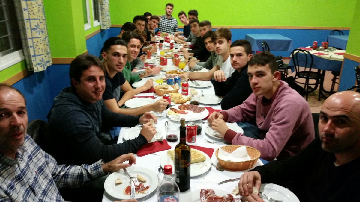 Nuestro Juvenil A celebrando y haciendo piña en esta Navidad os agradece el apoyo y os desea #FelicesFiestas #GoReds