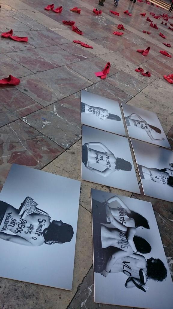 ZRVLC's tweet photo. Instalación de arte público de Elina Chauvet,  27 de diciembre en la Plaza de la Virgen https://t.co/LxDpH8El0L