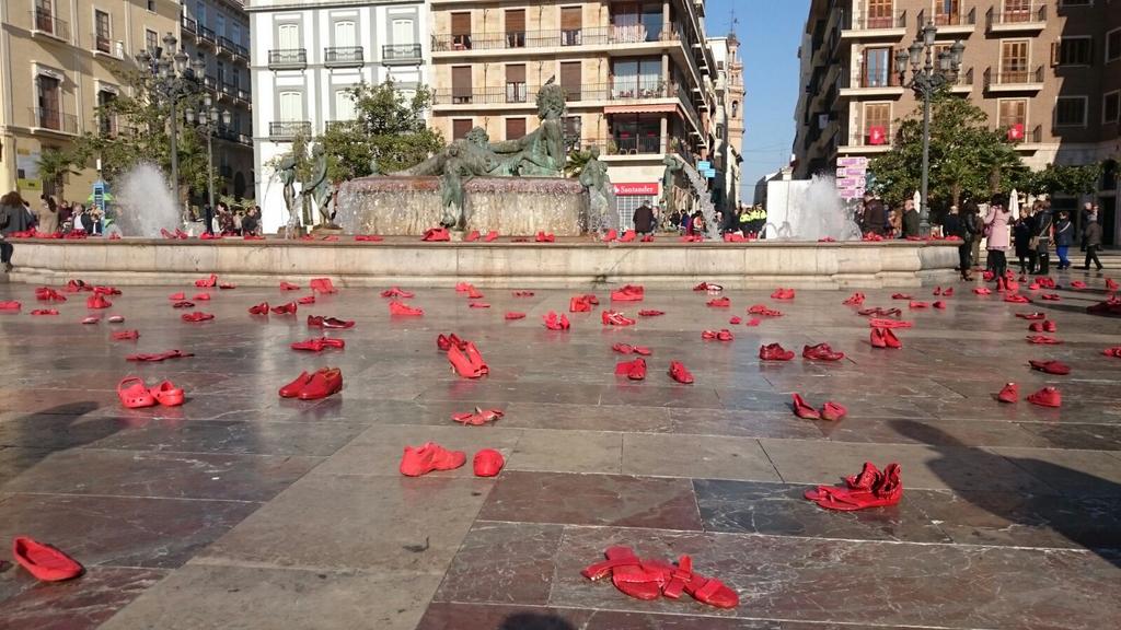 ZRVLC's tweet photo. Instalación de arte público de Elina Chauvet,  27 de diciembre en la Plaza de la Virgen https://t.co/LxDpH8El0L