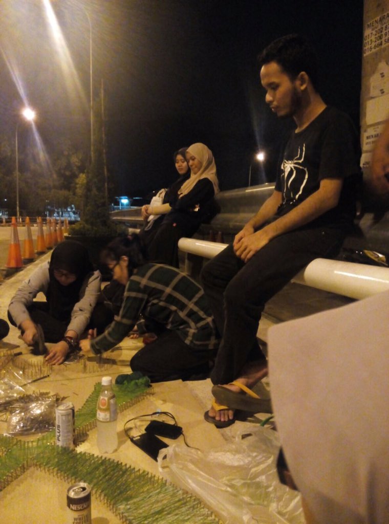 wanazizulatif's tweet photo. Gigih betui committee member #hsd15
Jangan lupa singgah event kami nanti 30&31 Dis 2015 @ msu https://t.co/RQ1kohQH50