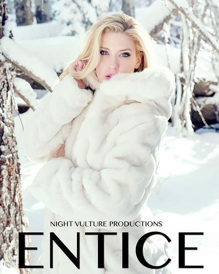 JulieErnes's tweet photo. More winter wonder in this gorgeous coat. Photo by Alex Gomez.
#snowbunny #playboymodel #glamormodel https://t.co/gHiaraoztl