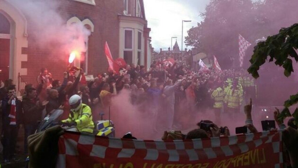 VanGaalOutMU's tweet photo. We need to bring back the glory days. This was the true Manchester United. Not this shite.

#VanGaalOut https://t.co/GSTjtbLc0l