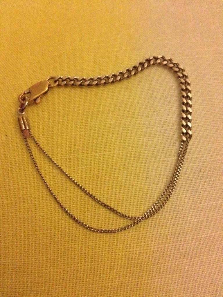 Emilizedresser's tweet photo. @Mlle_Pierre bonjour, Est ce possible pour vous de me retrésser un fil dans ce bracelet ? Triste que fil ait lâché.. https://t.co/Li1UDxBxOK