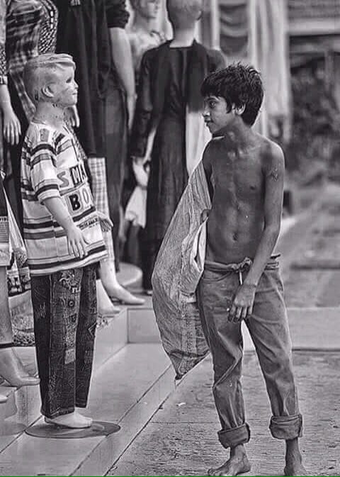 -
عطني هدومك دامك ما تحس 
أنت "دُمية" مايضرك هالبراد

لبّسوك و اتركوني بلا لِبس ! 
صرت أنا محتار من فينا جماد